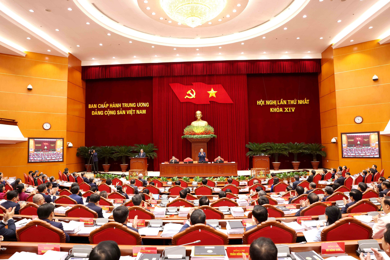 Hội nghị lần thứ nhất Ban Chấp hành Trung ương Đảng khóa XIV. Ảnh: TTXVN vna-potal-ban-chap-hanh-trung-uong-dang-khoa-xiv-tien-hanh-hoi-nghi-lan-thu-nhat-8547599.jpg