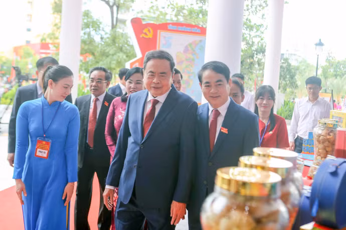 uy-vien-bo-chinh-tri-chu-tich-quoc-hoi-tran-thanh-man-tham-quan-cac-gian-hang-trung-bay-san-pham-dac-trung-cua-khanh-hoa.jpg