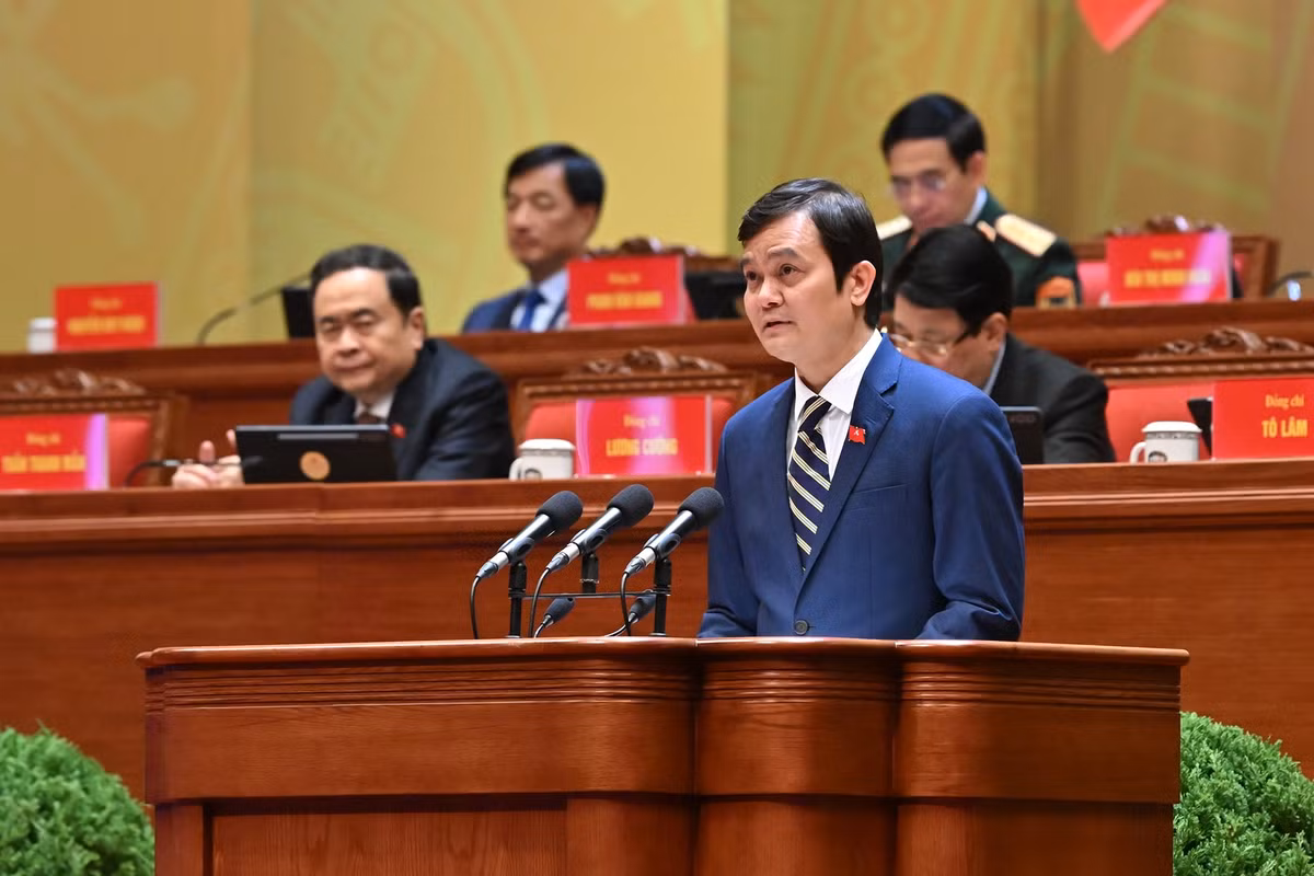 Đồng chí Bùi Quang Huy trình bày tham luận tại phiên thảo luận.