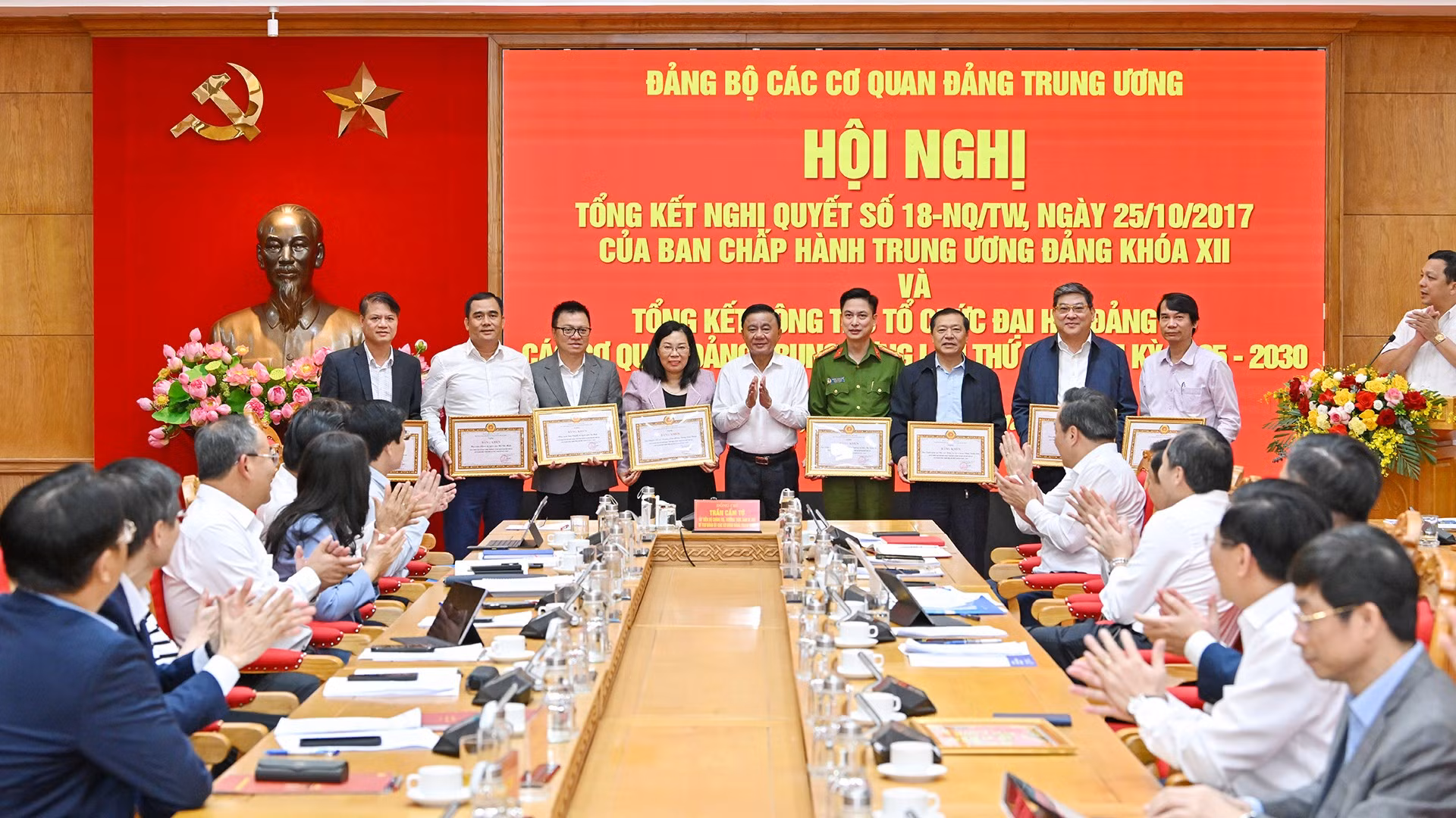 Thường trực Ban Bí thư Trần Cẩm Tú trao bằng khen tặng các tập thể có thành tích xuất sắc trong tham mưu tổ chức Đại hội Đảng bộ các cơ quan Đảng Trung ương lần thứ I.
