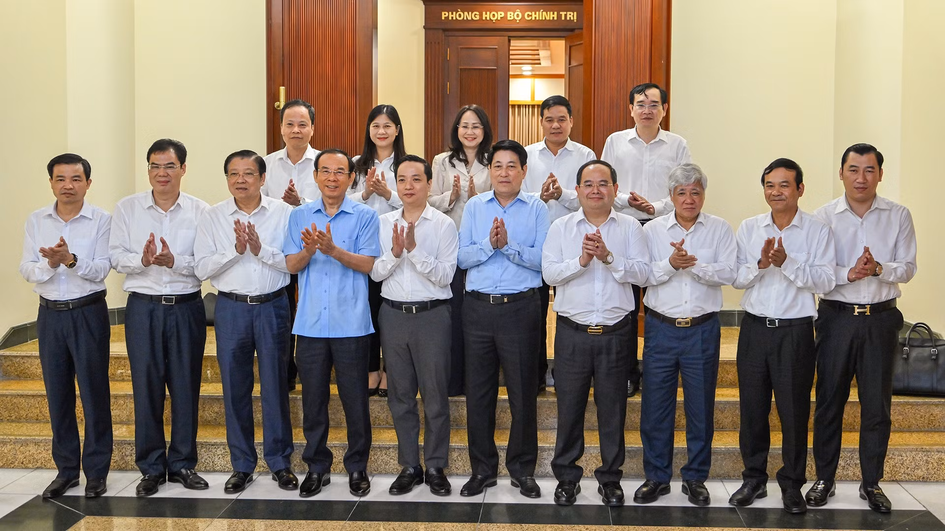 Chủ tịch nước Lương Cường và các đại biểu cùng các đồng chí trong Ban Thường vụ Tỉnh ủy Cao Bằng tại buổi làm việc.