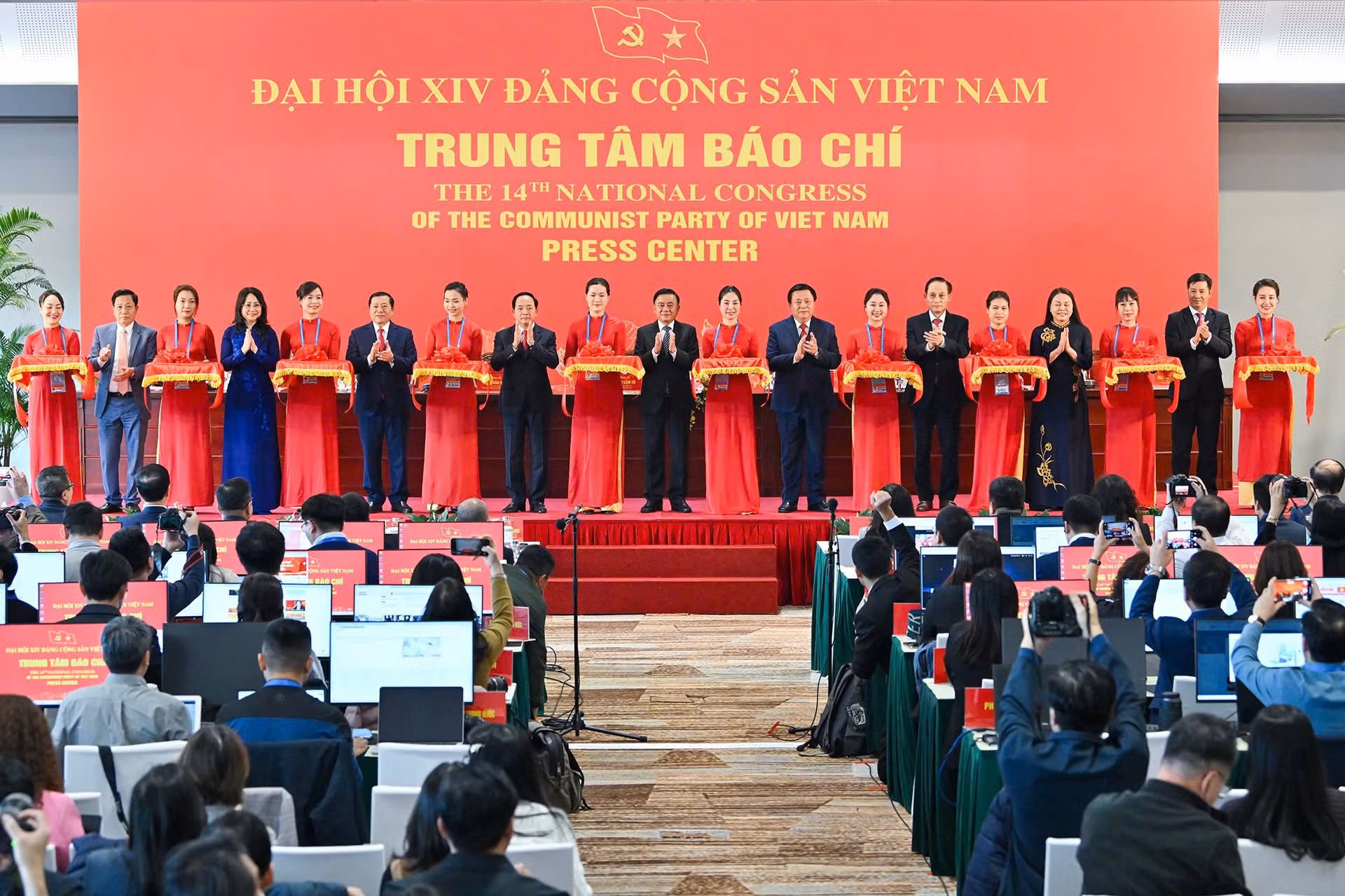 Các đồng chí lãnh đạo cắt băng khai trương Trung tâm Báo chí Đại hội XIV. (Ảnh: DUY LINH)
