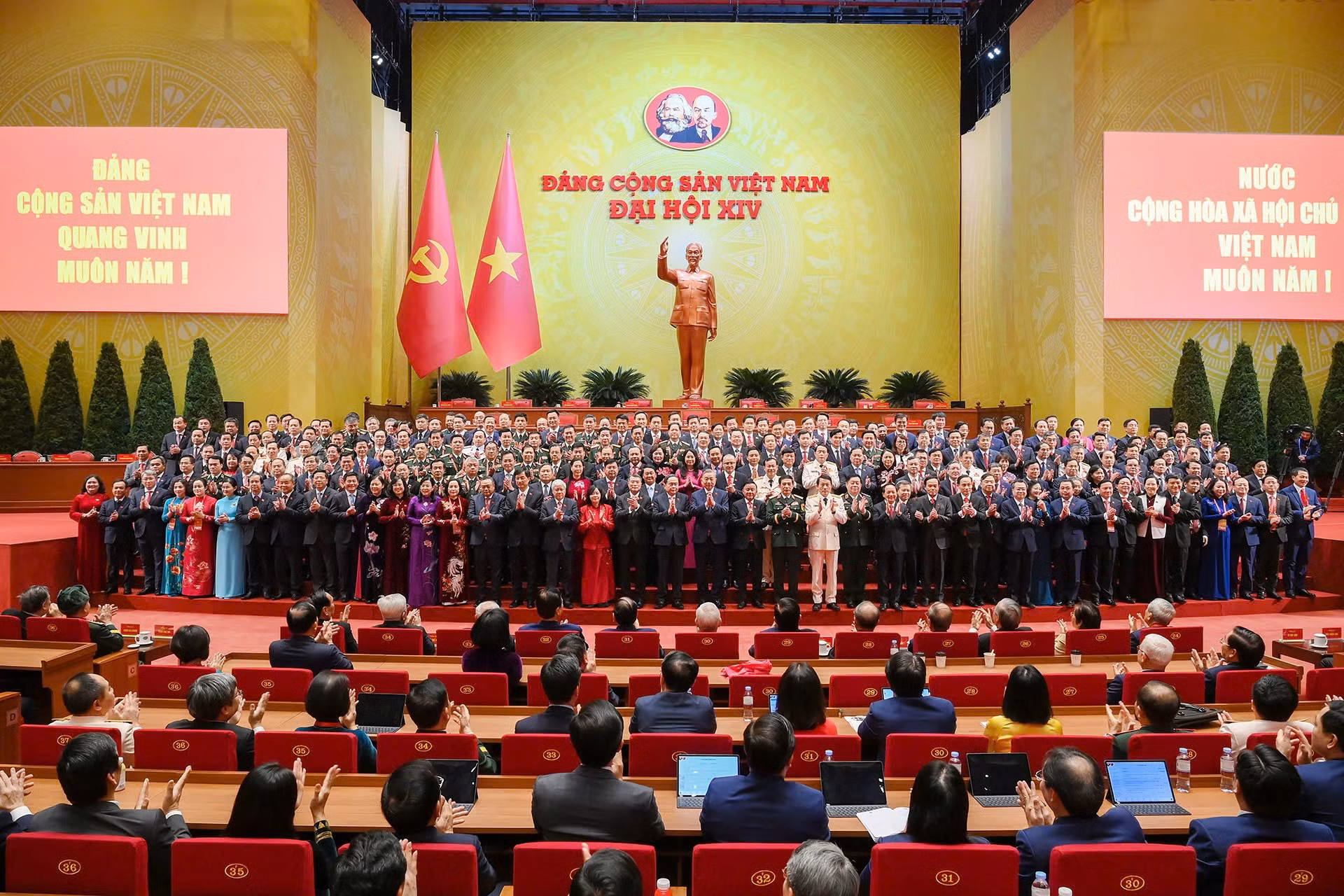Ban Chấp hành Trung ương Đảng khóa XIV ra mắt Đại hội.