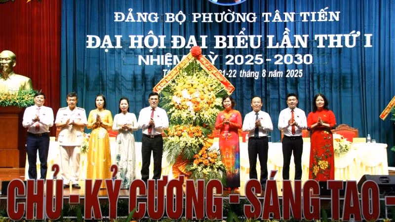 Ra mắt Ban Chấp hành Đảng bộ phường Tân Tiến tại Đại hội.
