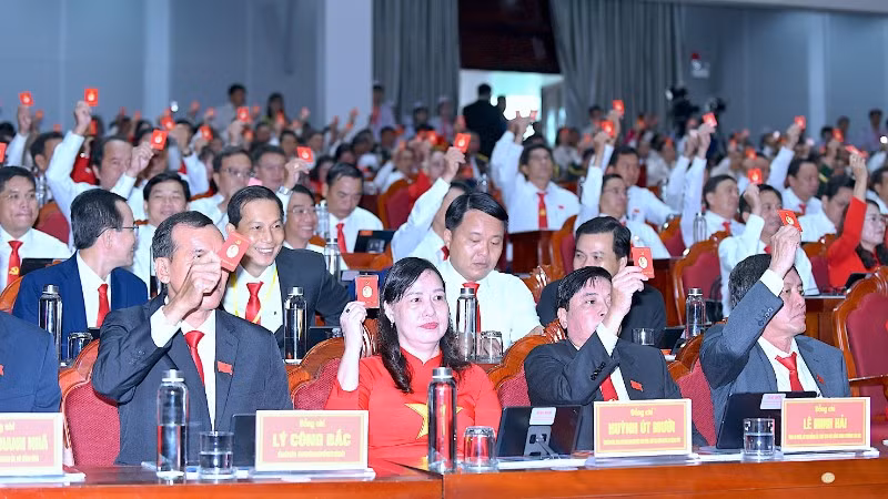 Biểu quyết thông qua Nghị quyết nhiệm kỳ 2025-2030 tại Đại hội đại biểu Đảng bộ tỉnh Cà Mau.