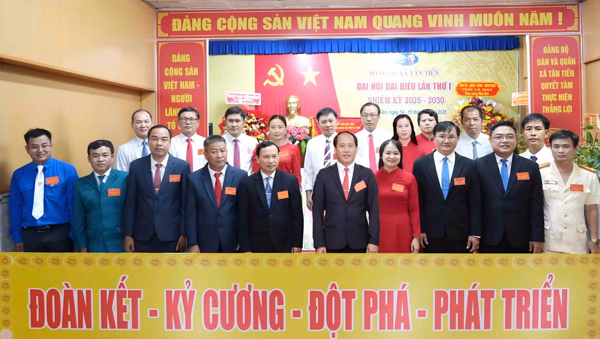 Ra mắt Ban Chấp hành Đảng bộ xã Tân Tiến (tỉnh Cà Mau) tại Đại hội Đảng bộ xã lần thứ I, nhiệm kỳ 2025-2030.