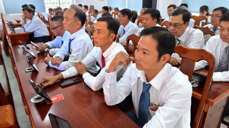 Các đại biểu tham dự Đại hội đại biểu lần thứ nhất Đảng bộ Phường Hòa Thành sử dụng máy tính bảng thay cho tài liệu giấy truyền thống.