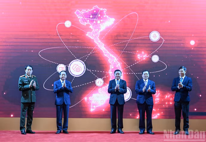 thuong-truc-ban-bi-thu-tran-cam-tu-va-cac-dai-bieu-thuc-hien-nghi-thuc-ra-mat-app-tgdv-tren-dien-thoai-di-dong-anh-duy-linh.jpg
