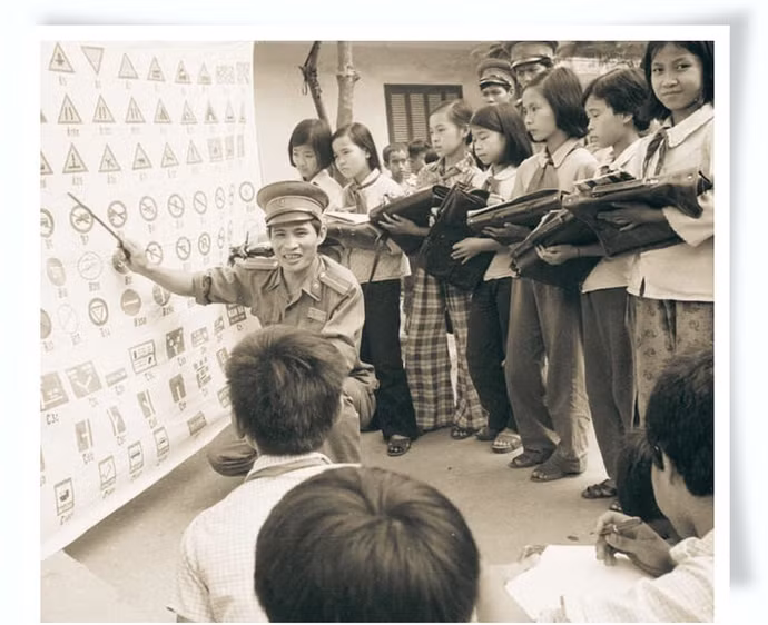 canh-sat-giao-thong-quan-ba-dinh-ha-noi-pho-bien-luat-giao-thong-cho-hoc-sinh-truong-tieu-hoc-chu-van-an-nam-1982.jpg