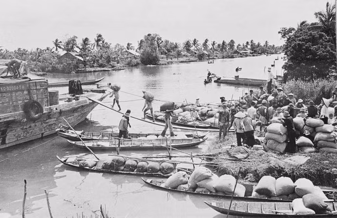 nong-dan-xa-dong-hoa-huyen-an-bien-tinh-kien-giang-cho-lua-du-den-ban-cho-nha-nuoc-thang-8-1978.jpg