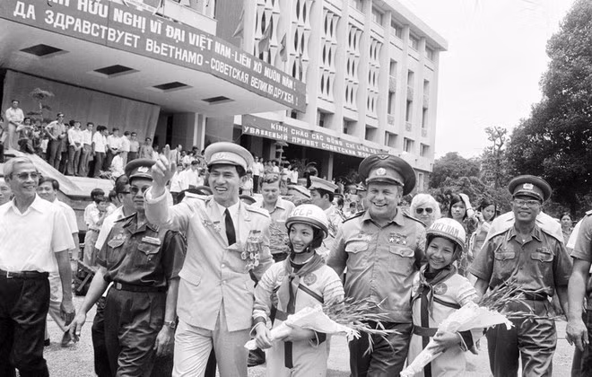 nhan-dan-viet-nam-chao-don-nha-du-hanh-vu-tru-lien-xo-vgorbatko-va-pham-tuan-cua-viet-nam-tham-dac-khu-vung-tau-con-dao-sau-chuyen-bay-vao-vu-tru-nam-1980.jpg