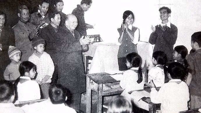 dong-chi-truong-chinh-tham-truong-cap-i-ii-xa-xuan-hong-xuan-truong-nam-1981-23.jpg