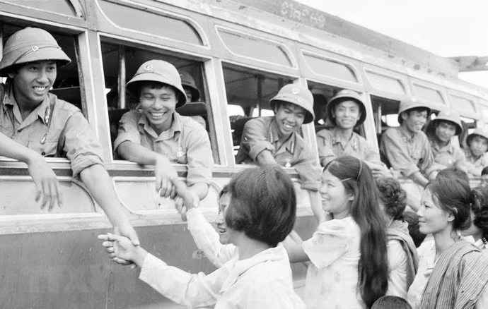 nhan-dan-thu-do-phnom-penh-luu-luyen-tien-cac-chien-si-quan-tinh-nguyen-viet-nam-hoan-thanh-nghia-vu-quoc-te-len-duong-tro-ve-to-quoc.jpg