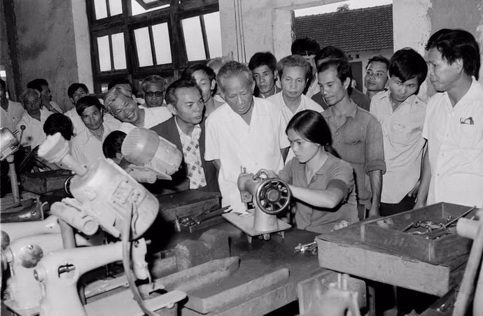 tong-bi-thu-le-duan-tham-phan-xuong-san-xuat-cua-xi-nghiep-san-xuat-may-khau-thang-long-1982.jpg