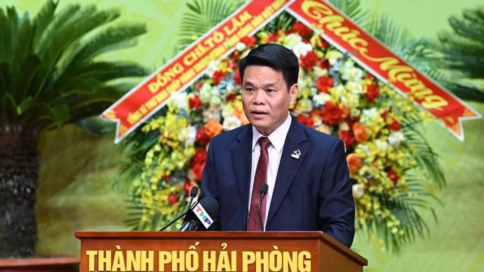 Chủ tịch Ủy ban nhân dân thành phố Hải Phòng Lê Ngọc Châu đọc Báo cáo chính trị tại Đại hội. (Ảnh: TRẦN HẢI)