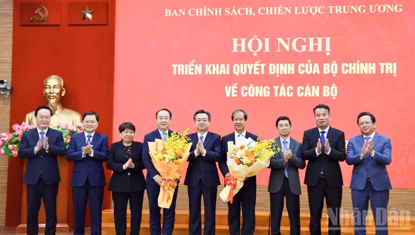 Đồng chí Nguyễn Thanh Nghị và tập thể lãnh đạo Ban Chính sách, chiến lược Trung ương tặng hoa chúc mừng các đồng chí tân Phó Trưởng ban.