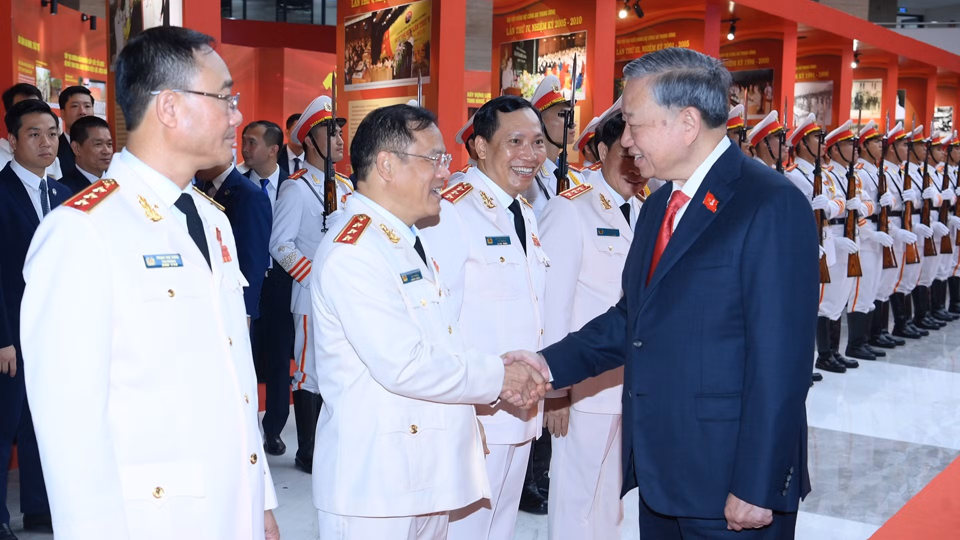 Tổng Bí thư Tô Lâm với các đại biểu dự Đại hội đại biểu Đảng bộ Công an Trung ương lần thứ VIII, nhiệm kỳ 2025-2030. 