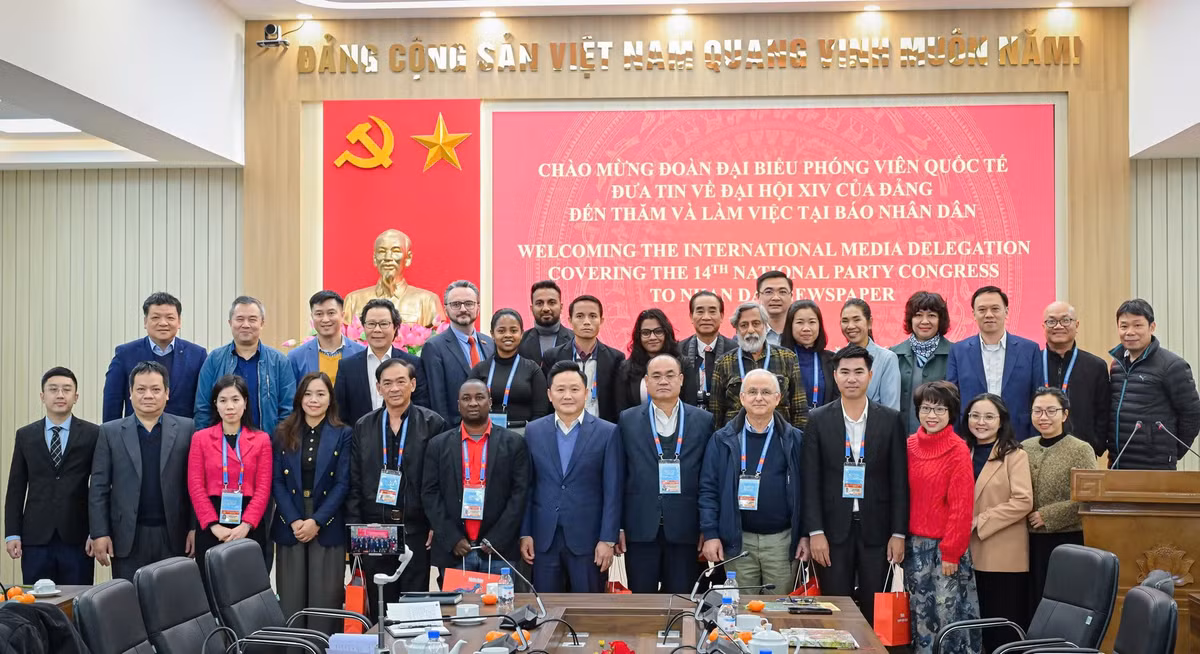 Lãnh đạo, cán bộ Báo Nhân Dân, đại diện Bộ Ngoại giao và Đoàn phóng viên nước ngoài chụp ảnh lưu niệm.