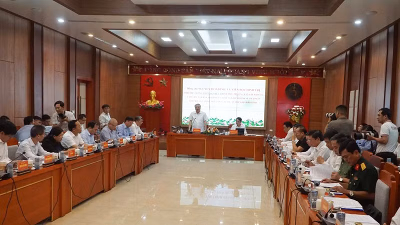 Quang cảnh buổi làm việc của Đoàn công tác của Chính phủ với Ban Thường vụ Tỉnh ủy Khánh Hòa. (Ảnh: NGUYỄN TRUNG)