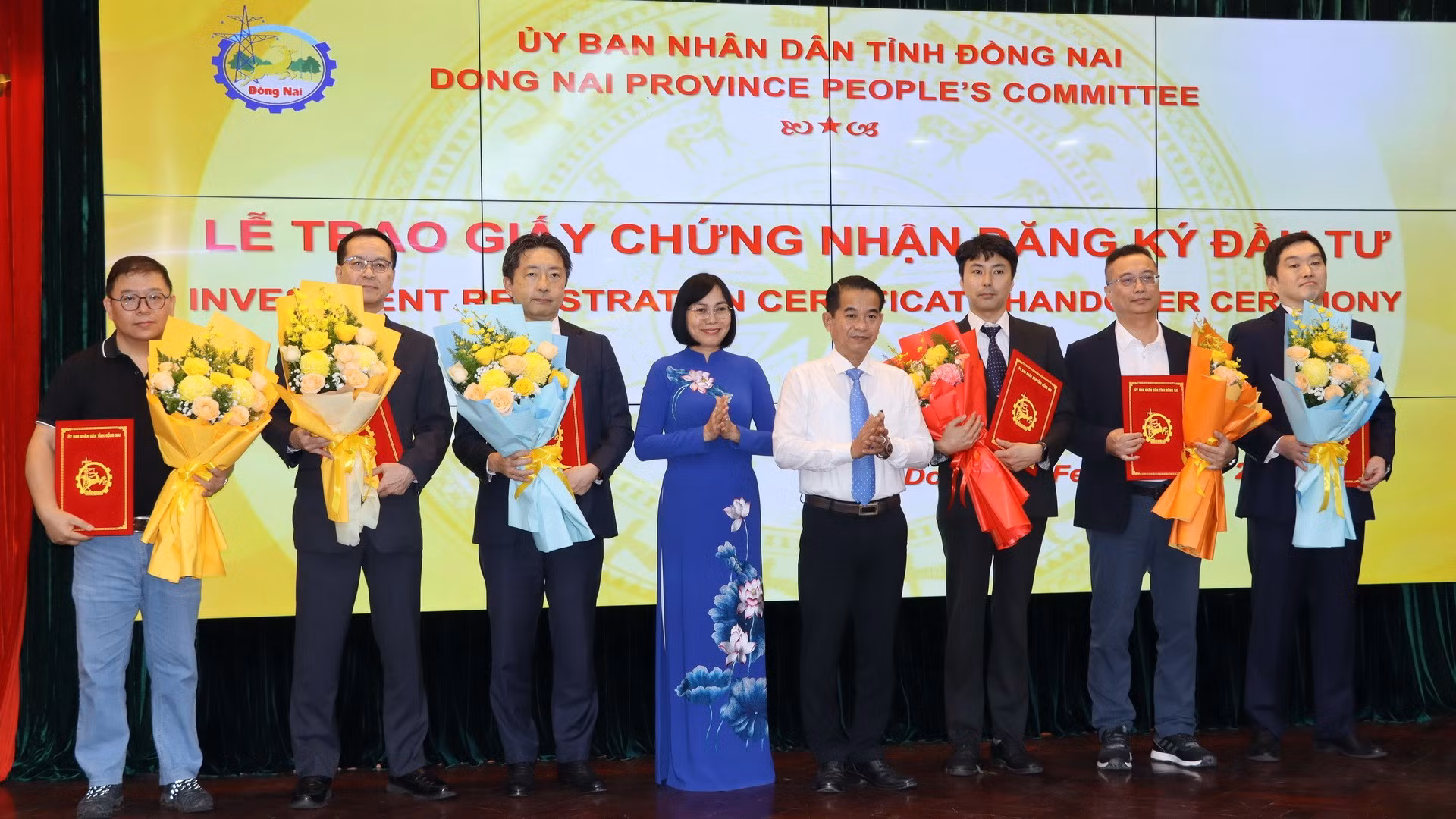 Lãnh đạo tỉnh Đồng Nai trao giấy chứng nhận đầu tư cho các doanh nghiệp FDI.