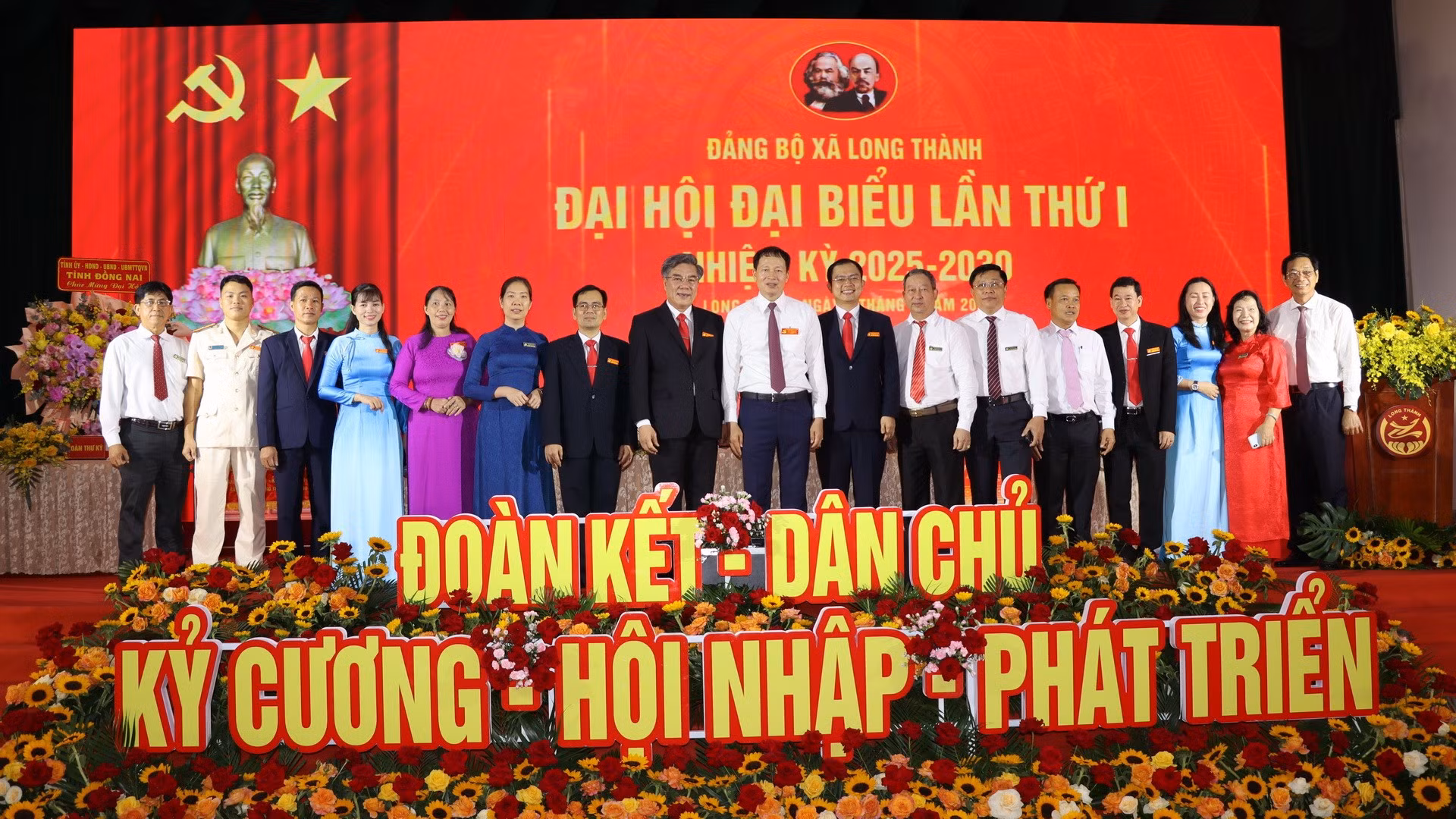 Lãnh đạo tỉnh Đồng Nai cùng các đại biểu dự Đại hội Đảng bộ xã Long Thành lần thứ I.