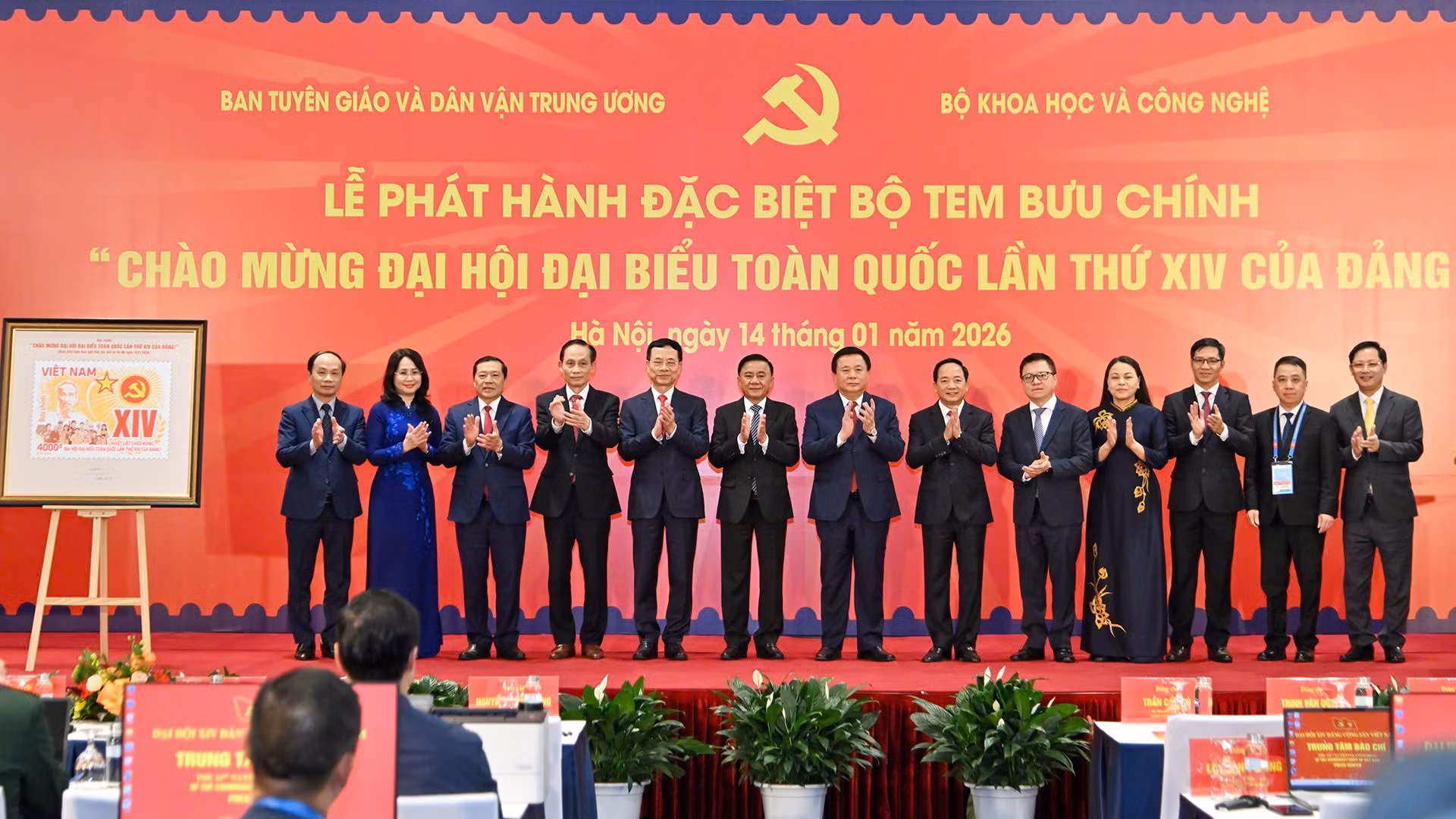 Các đồng chí đại biểu tham dự Lễ phát hành đặc biệt bộ tem bưu chính “Chào mừng Đại hội đại biểu toàn quốc lần thứ XIV của Đảng!” chụp ảnh kỷ niệm.